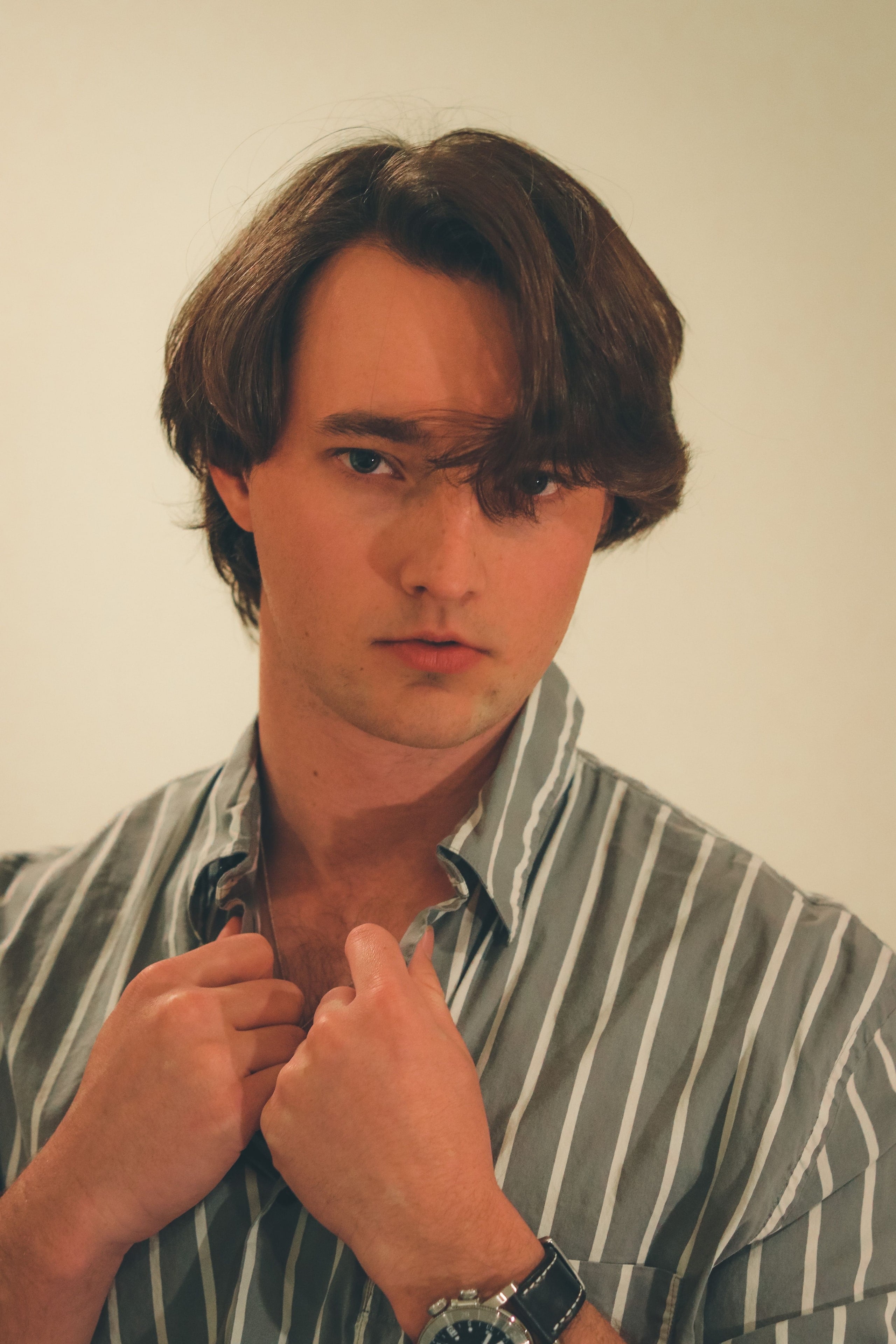 Camisa de rayas en una imagen editorial de moda masculina