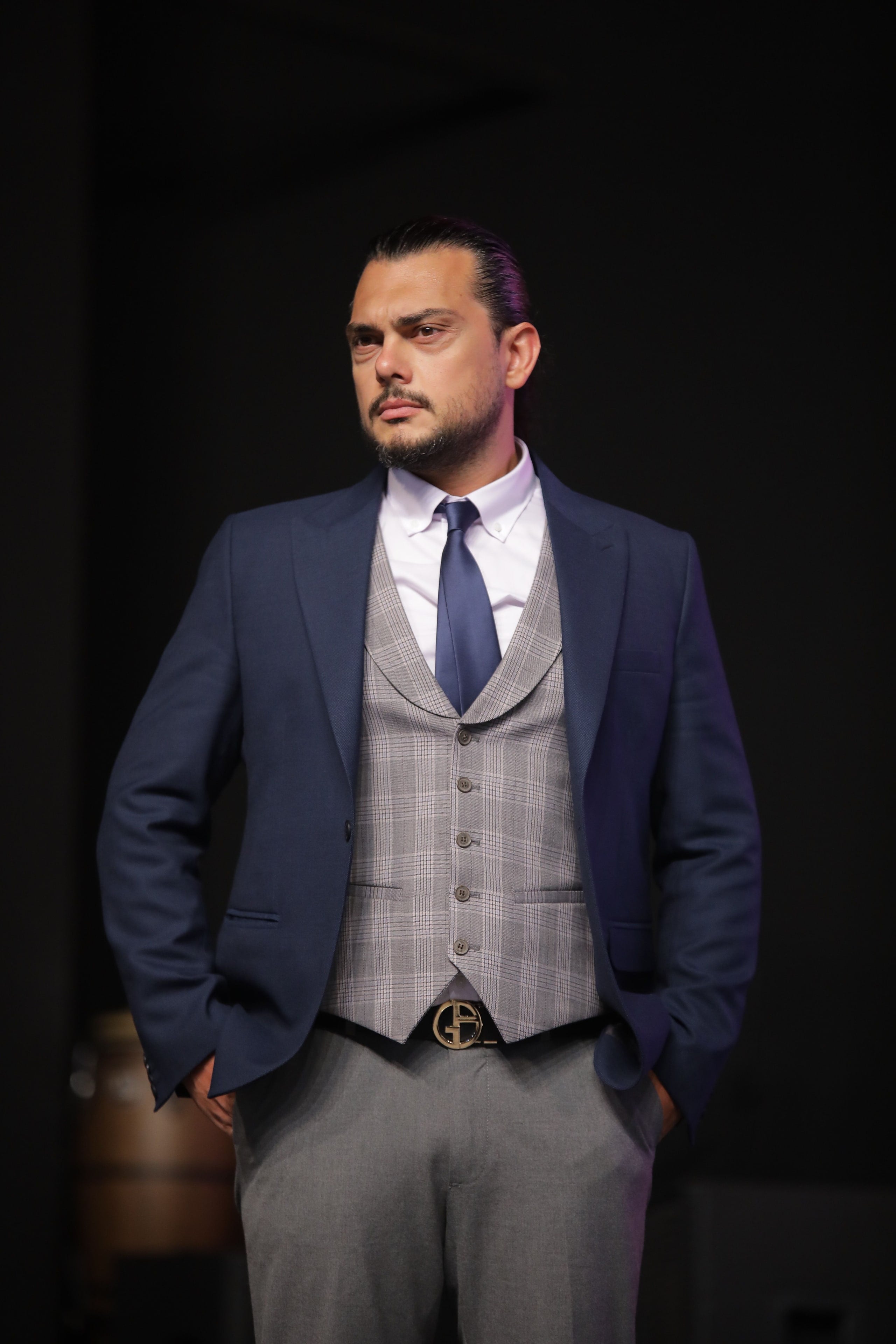 Detalle editorial de chaleco y chaqueta para ilustrar el ajuste de un traje