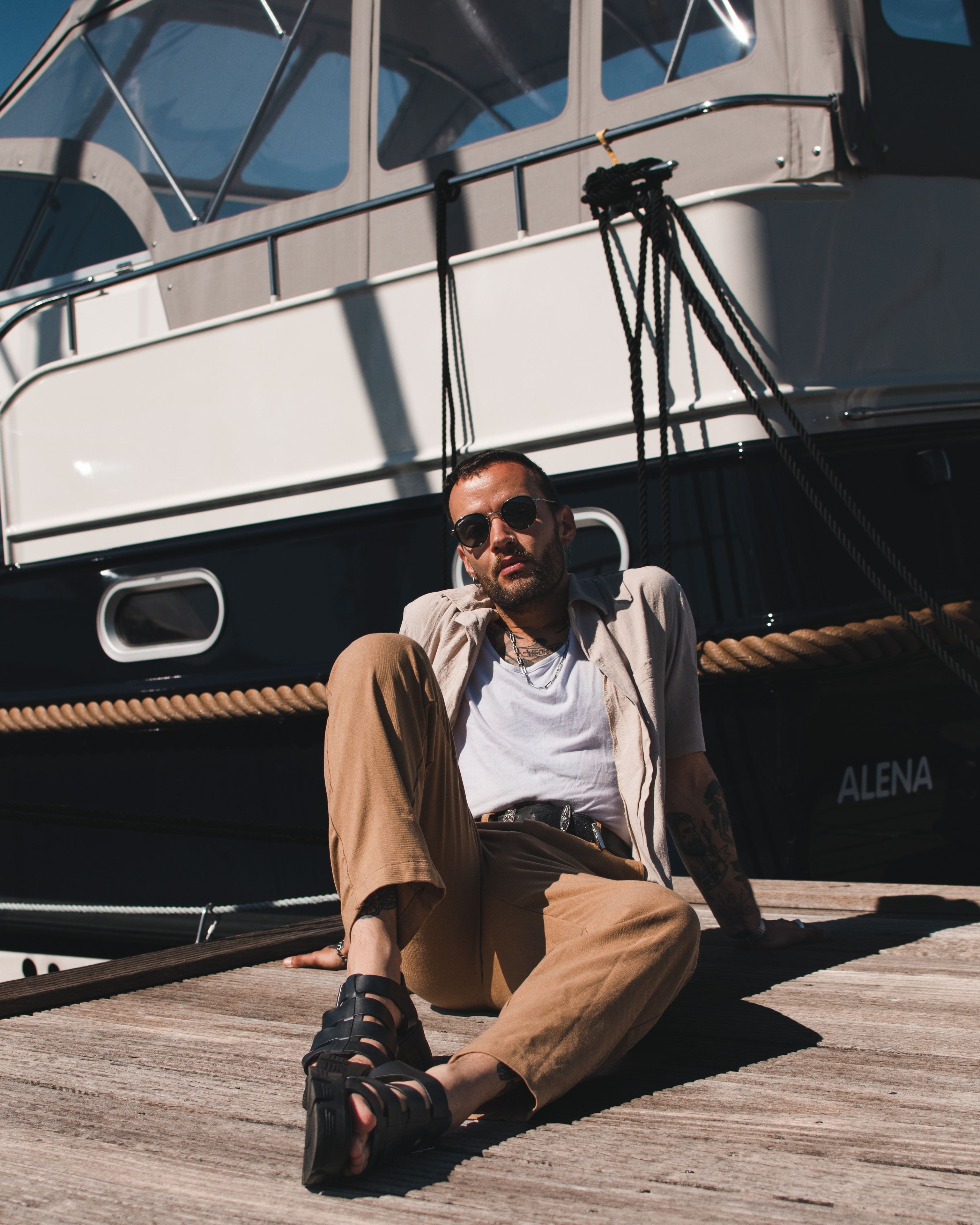Pantalón chino en tono tabaco en una imagen editorial