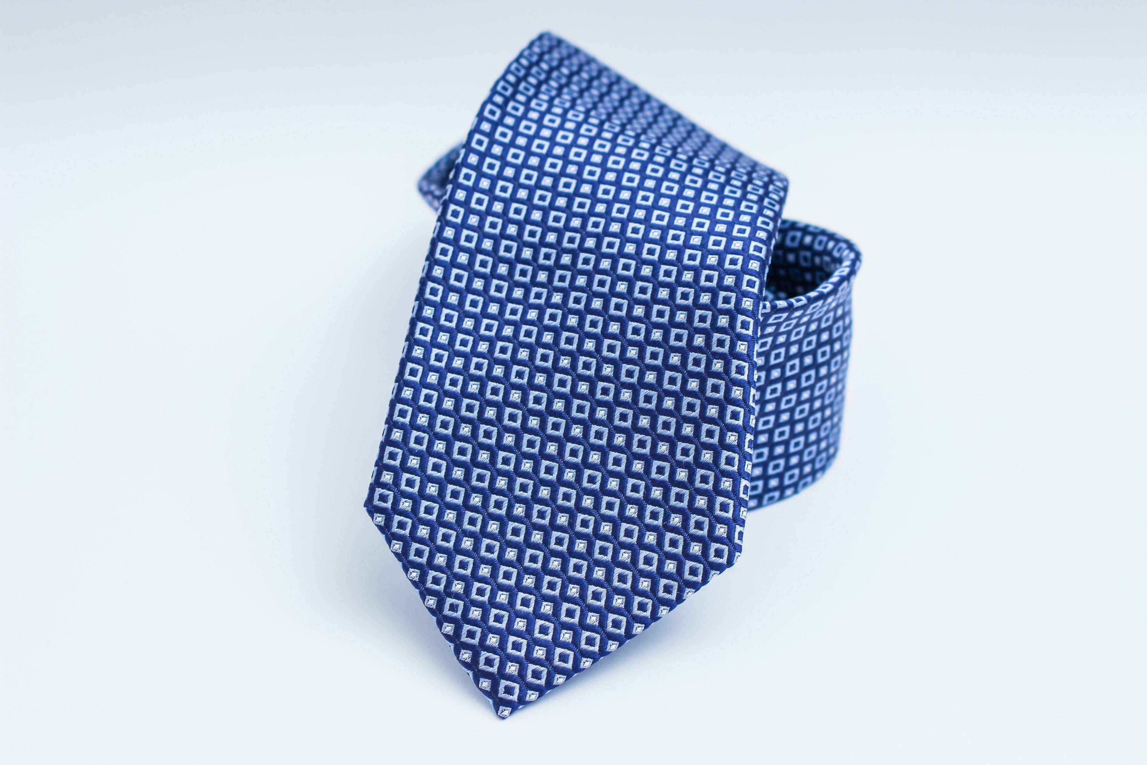 Corbata azul como ejemplo editorial de complemento de ceremonia