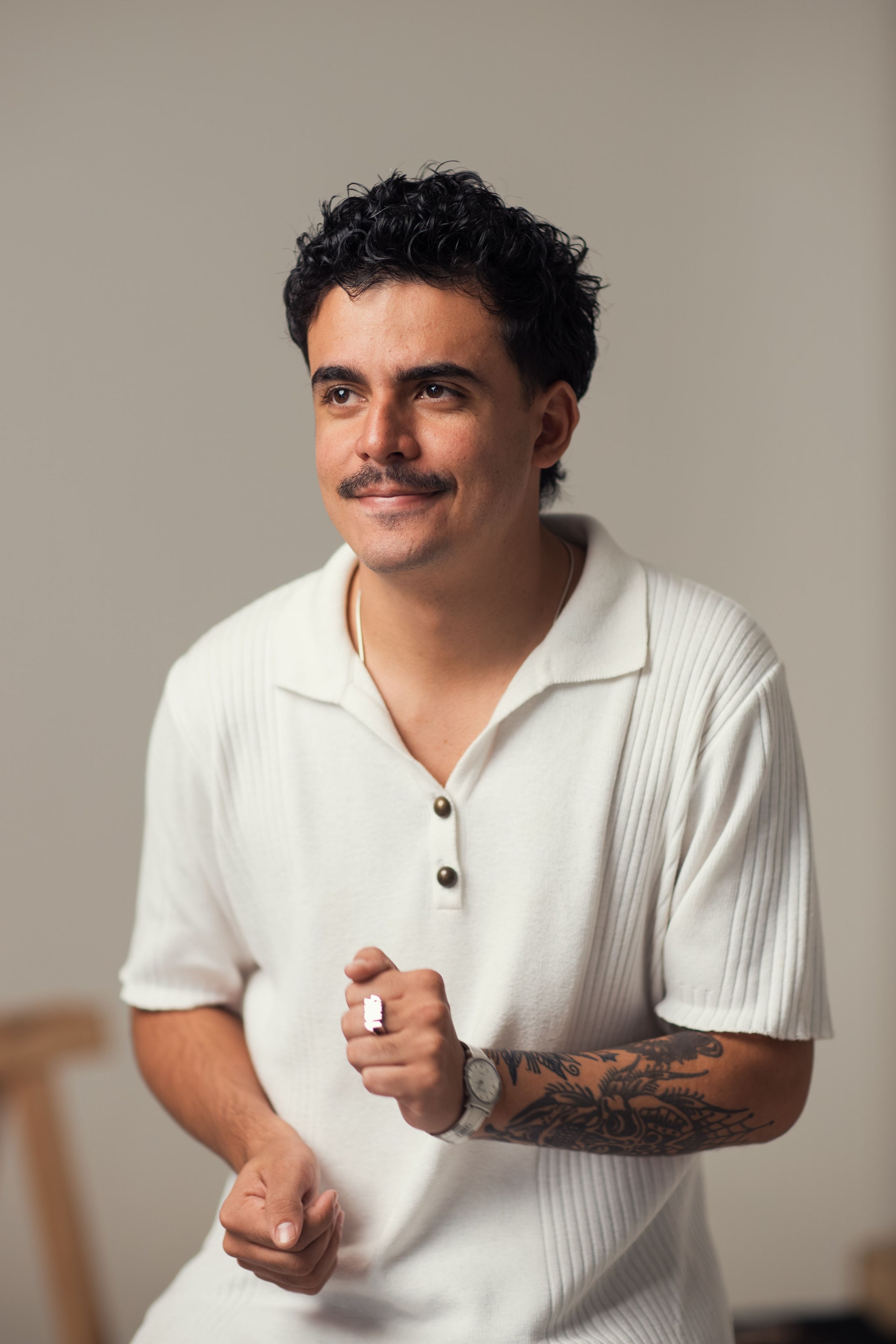 Propuesta editorial de polo masculino con textura